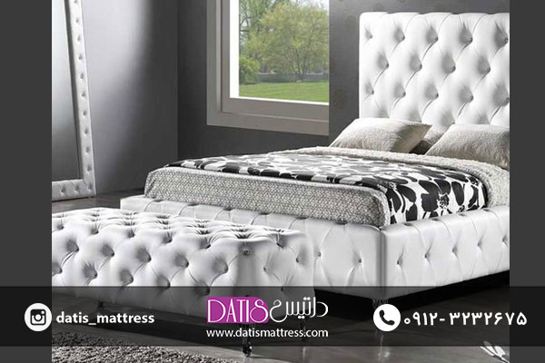 تخت خواب دونفره مانوک با روکش پارچه ای سفید و پایه های استیل و آینه ای زیبا انتخاب وسوسه برانگیزی برای عروس و داماد است