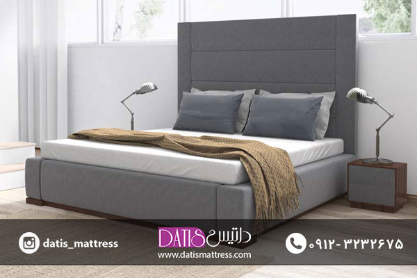 تخت خواب مدل درسا با روکشی پارچه ای و فریمی چوبی نمونه ای از یک سرویس خواب ساده است
