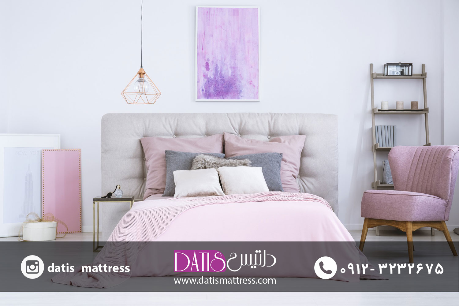 اتاق خواب رمانتیک شامل ملحفه های نرم، چراغ های کم نور، شمع ها، قالیچه های نرم، و پنل های پنجره ابریشمی است