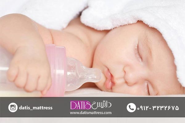 اینکه بچه ها هنگام خوردن بخوابند عادی است اما برای کمک به خواب نوزاد نباید به او غذا داد